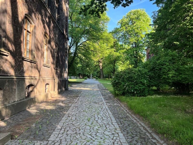 Zufahrt Westflügel+Villa (3)