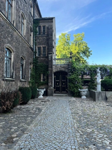 Zugang Parkseite Mittelbau