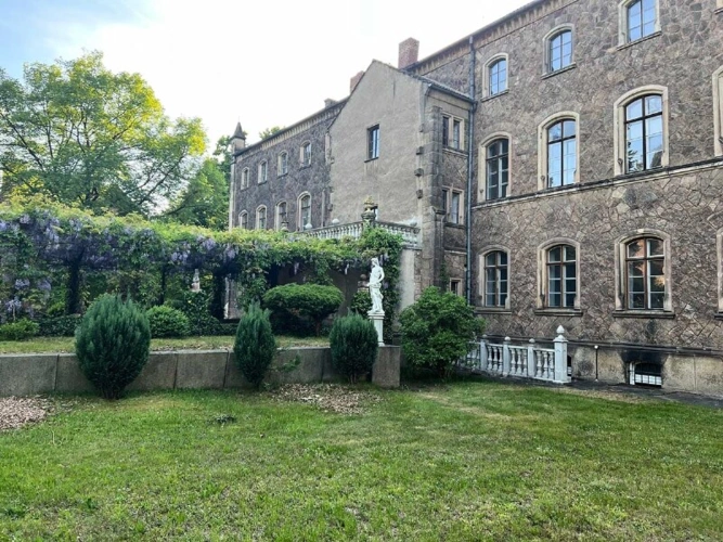 Mittelbau mit Orangerie
