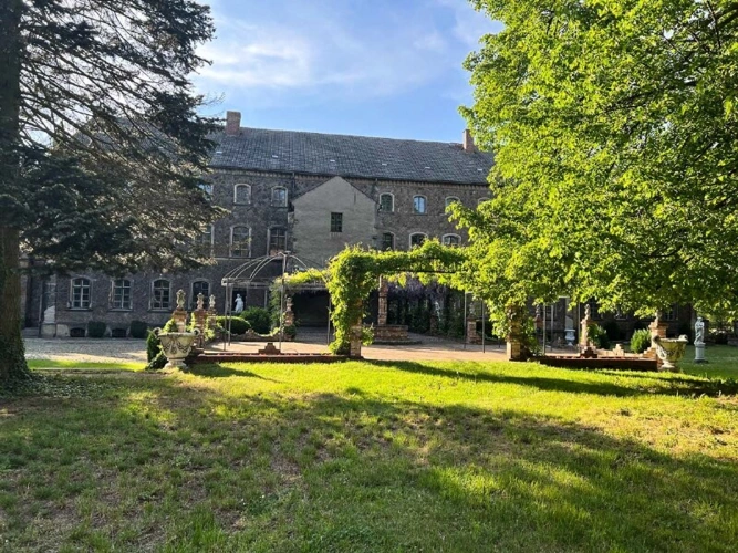 Mittelbau mit Orangerie