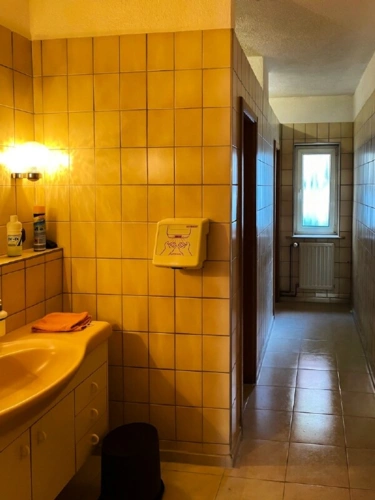 Toiletten im Flachbau auf West