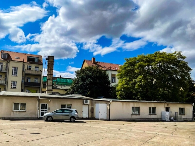 Flachbau auf West