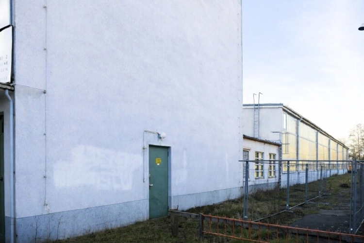 Gebäuderückseite und Halle